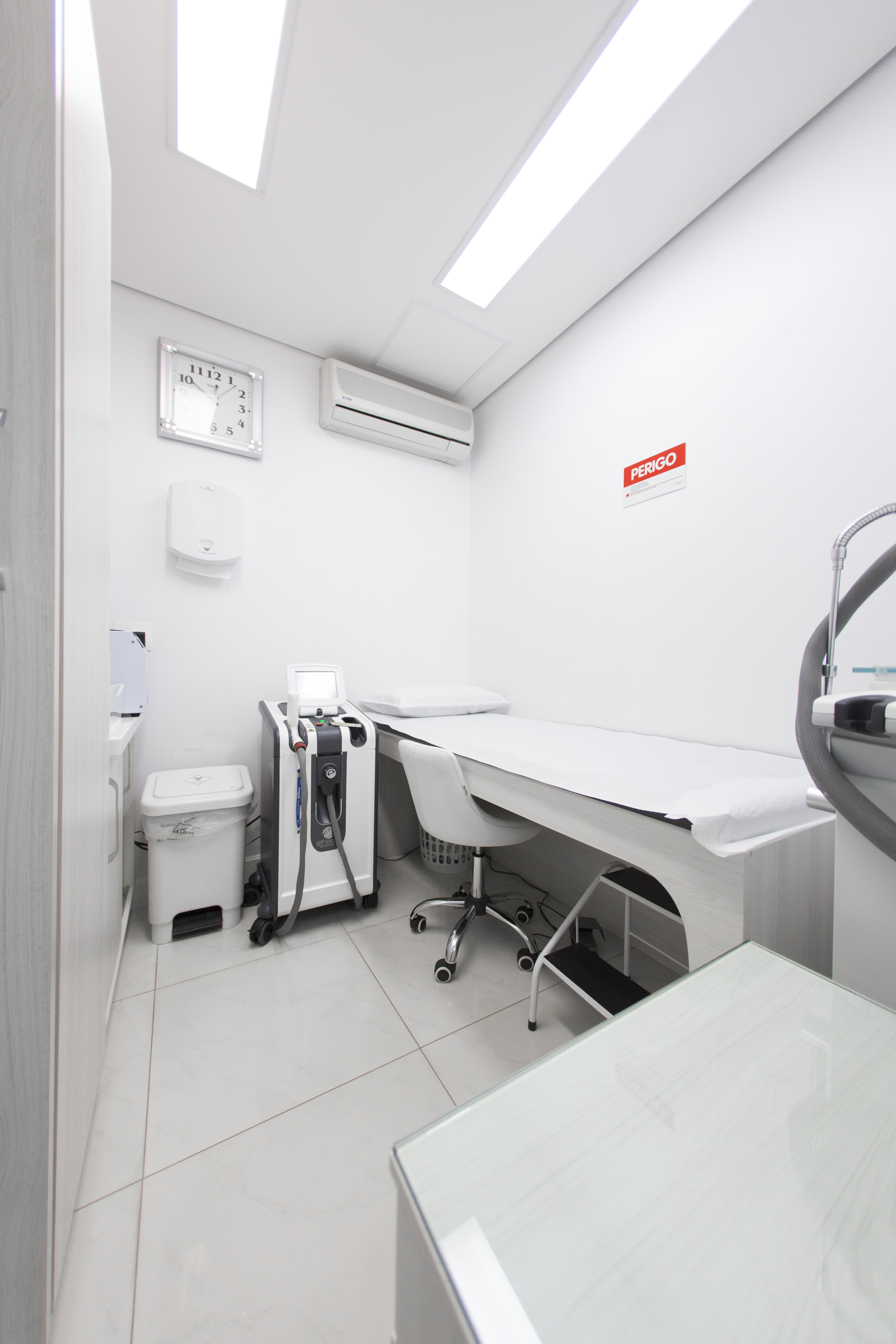 Sala de procedimentos equipada com maca e aparelho de laser vascular utilizado no Endolaser